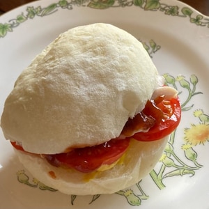 ハムとトマトとほうれん草のハンバーガー